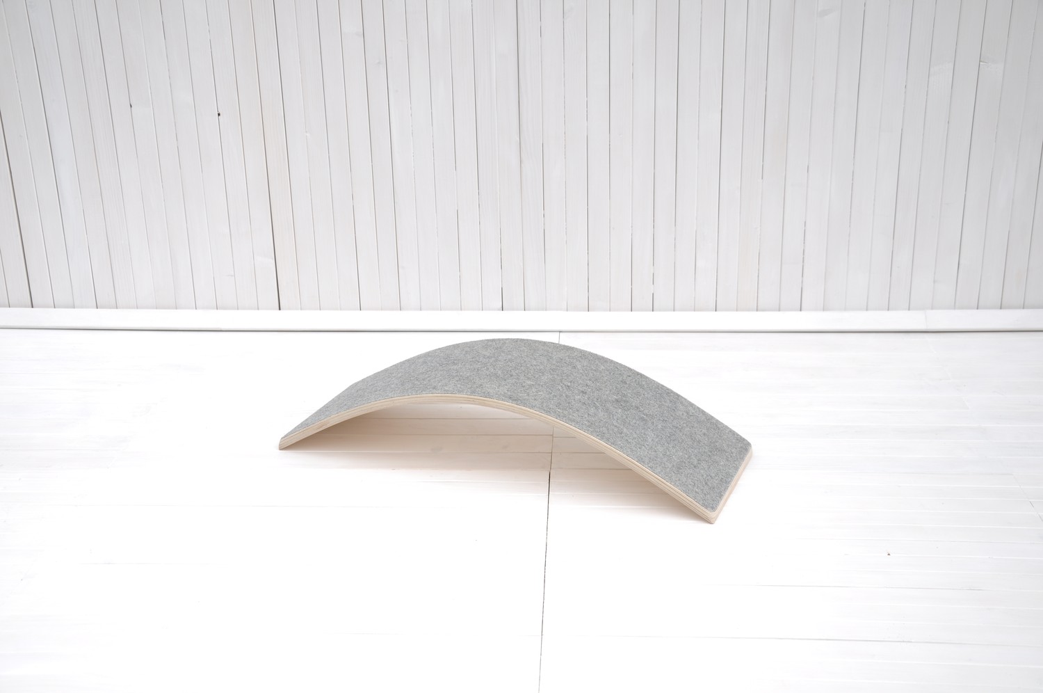 Wiebelbord met grijs vilt voor dreumes, peuters en kleuters "Wobbly Toddly Fit"