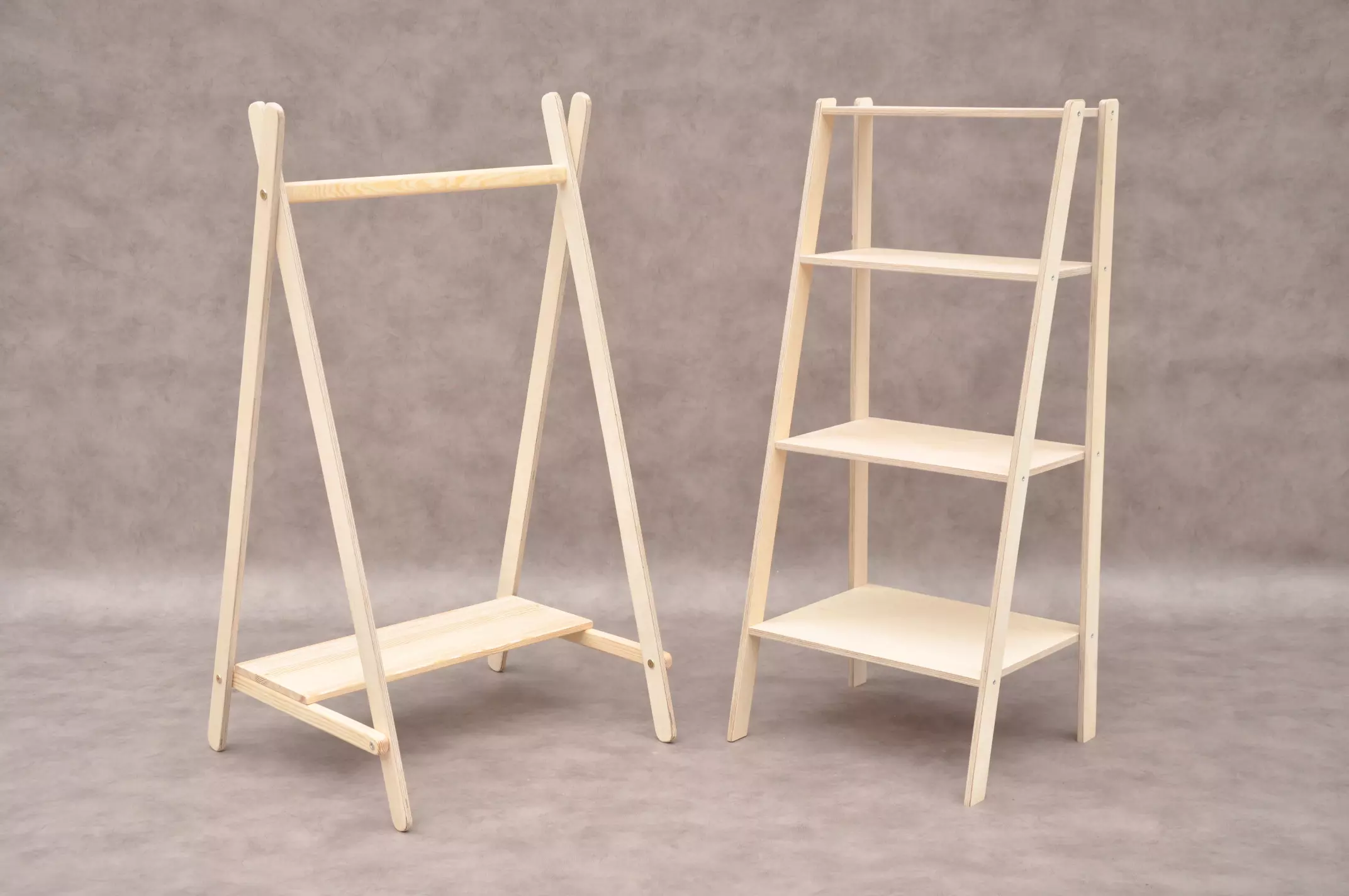 Kinderkledingkast voor meisjes en jongens, houten peuterkamer kast set van Barin Toys: kinderkapstok Tipi en houten speelgoedkast.