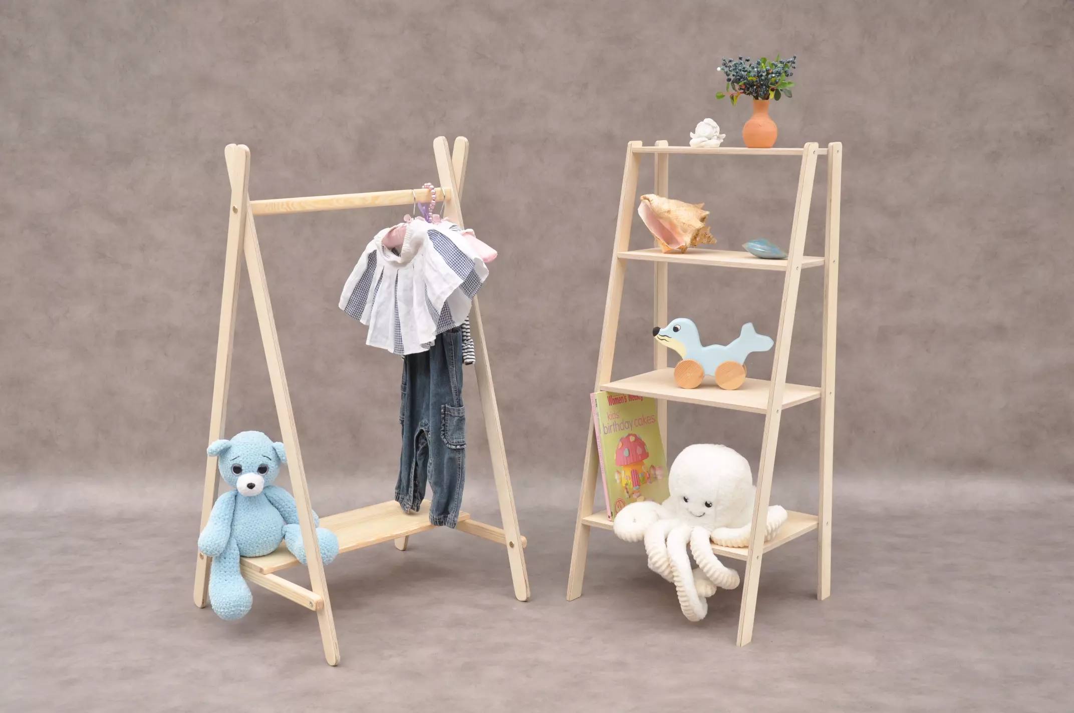 Kledingrek Tipi en houten speelgoedkast of Montessori kledingkast voor kinder- en babykamers van Barin Toys - nu verkrijgbaar in de online speelgoedwinkel Barin Toys.nl met gratis verzending.