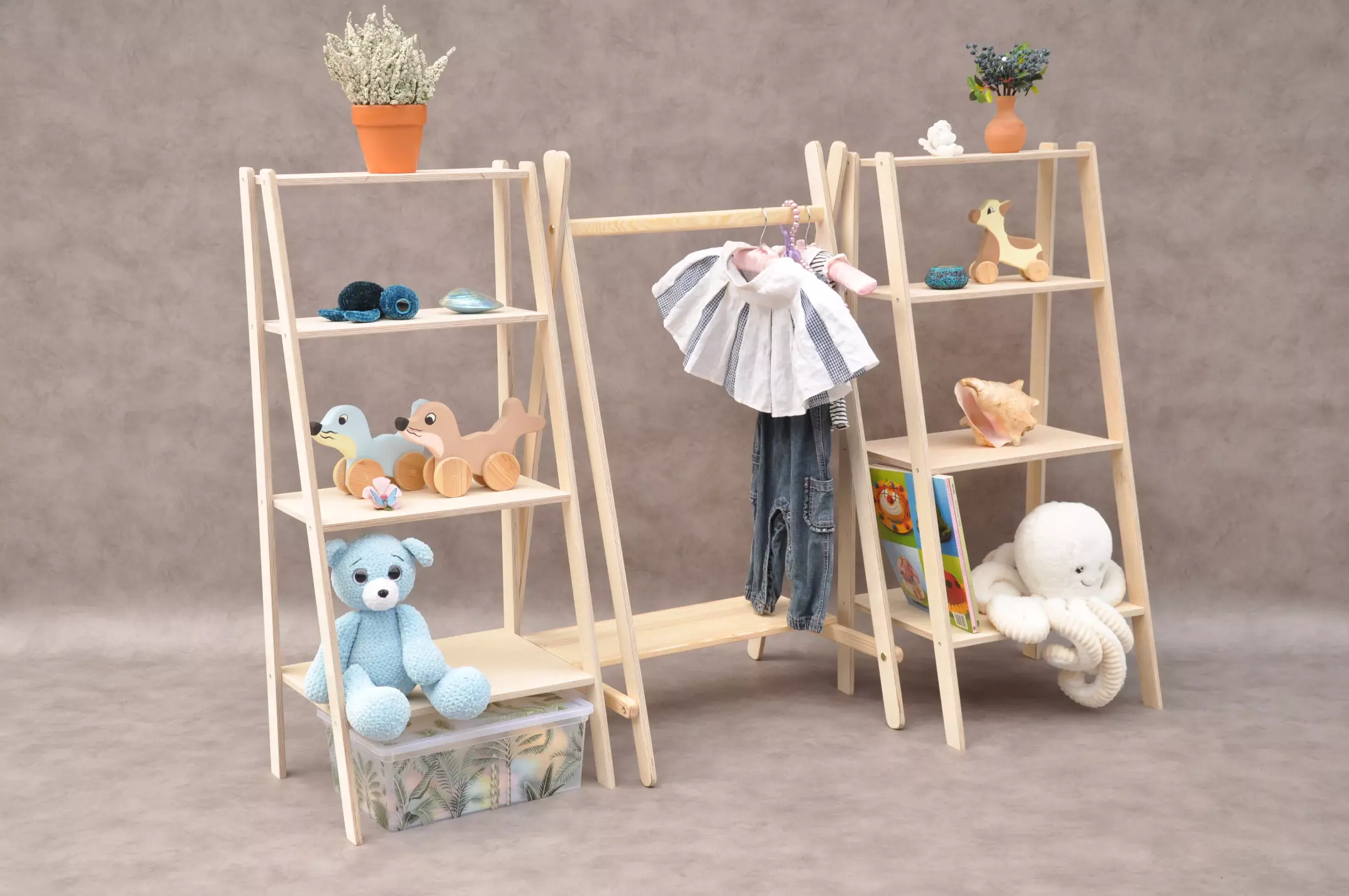 Kinderkamer meubels van Barin Toys: houten Montessori kledingkast en klein kledingrek Tipi massief houten Montessorikast.