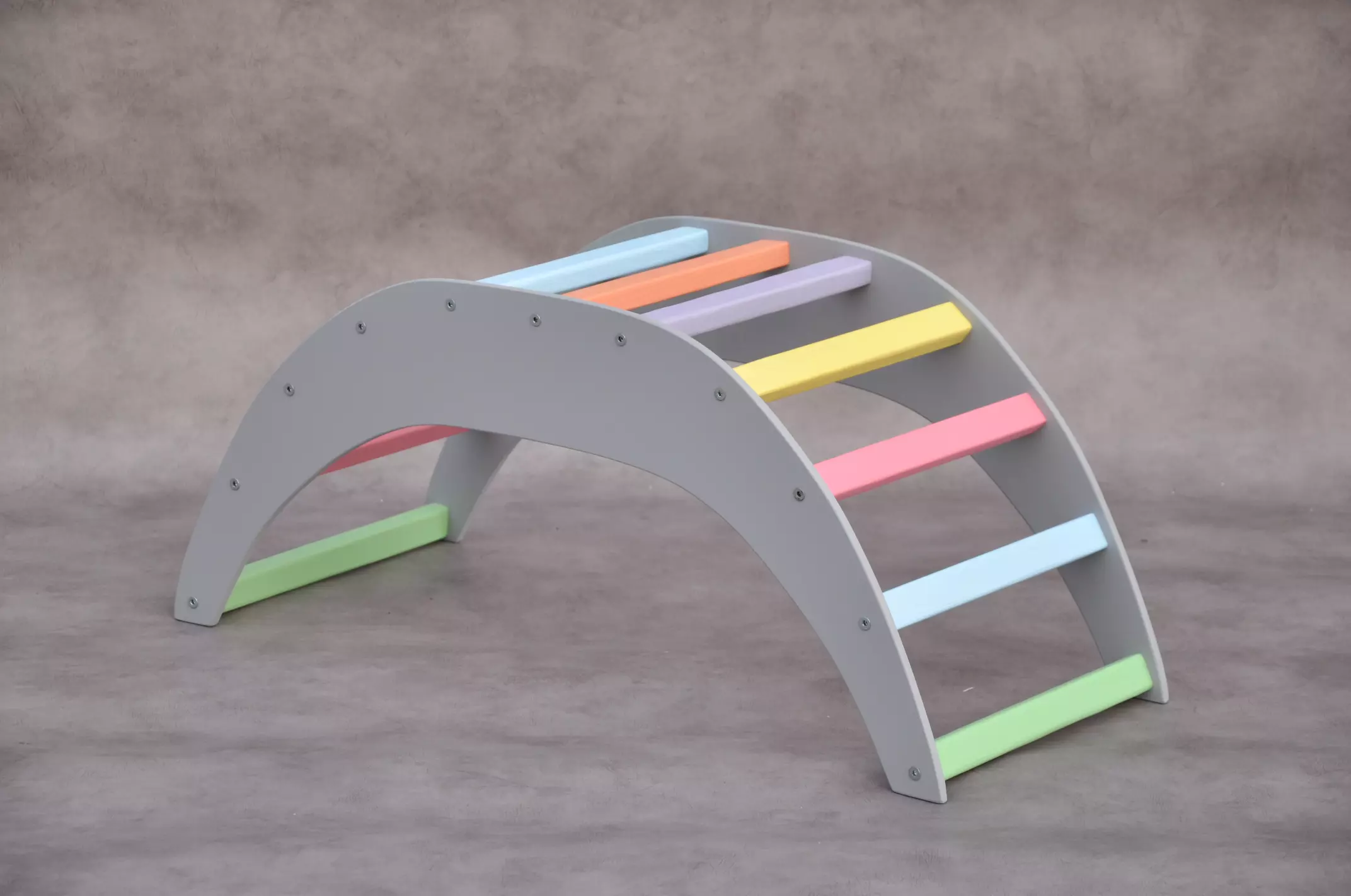 Klimboog peuter klimrek First Baby Steps houten speelgoed van Barin Toys met klim glijbaan voor peuter en kleuter.