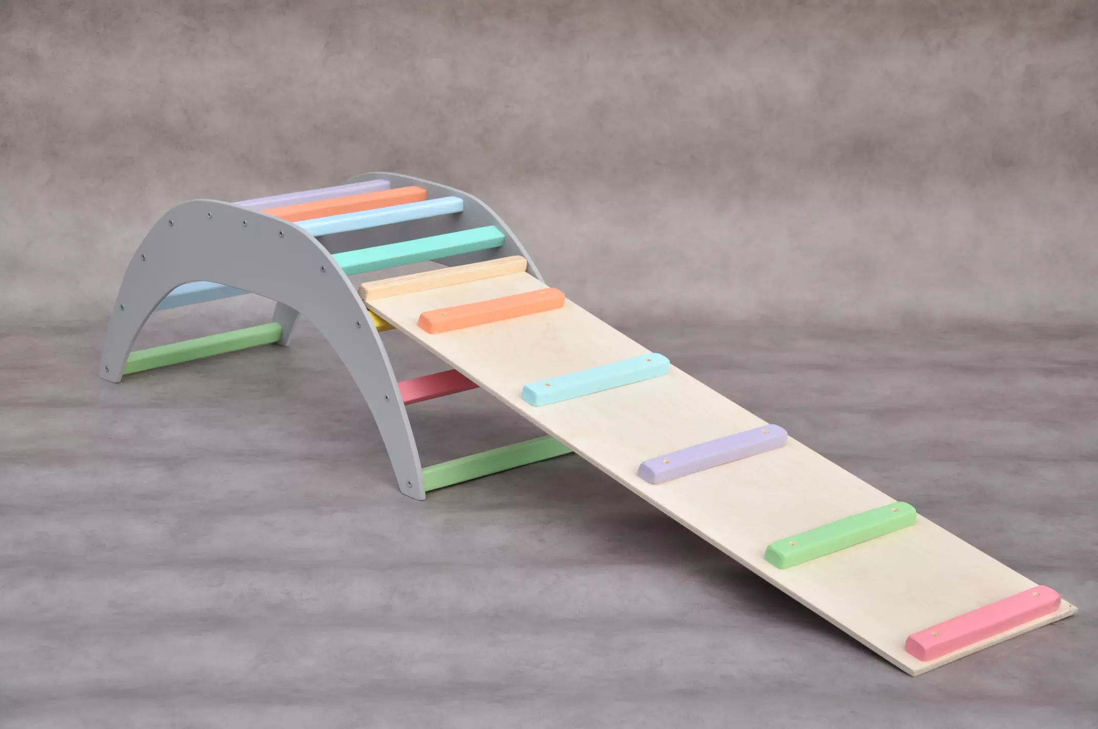 Klimboog peuter houten spellgoed Barin Toys First Baby Steps Montessori klimboog met glijbaan.