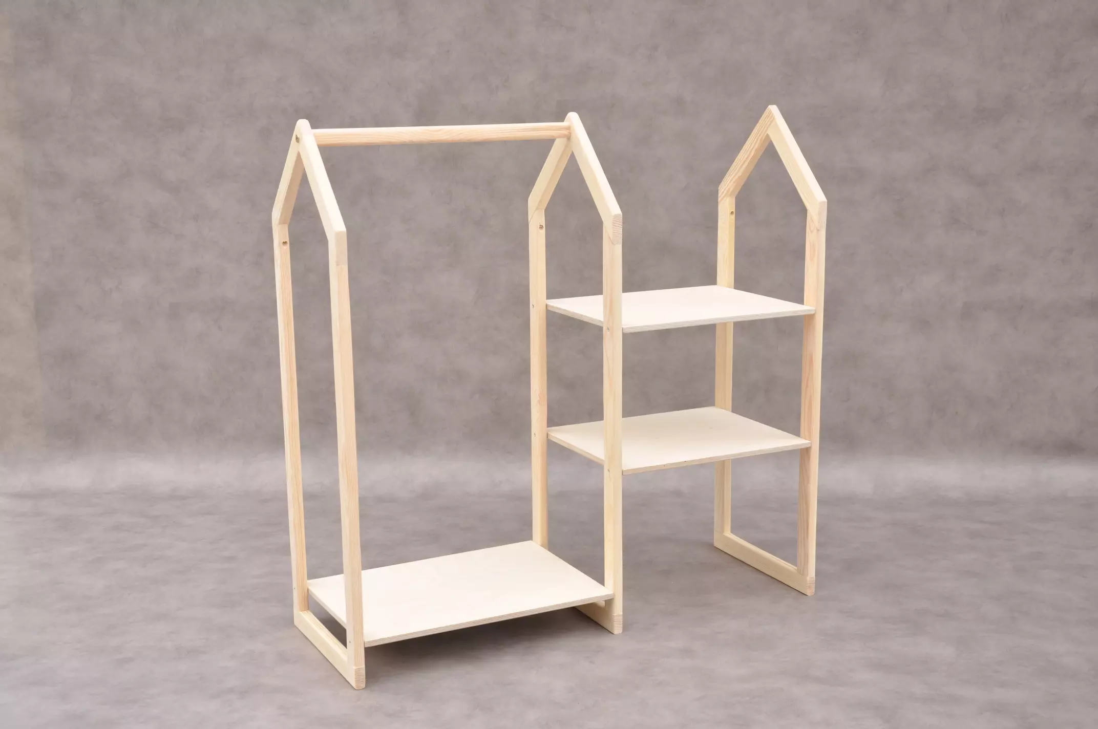 Houten kledingrek Barin Toys Huisje met plankjes - klein Montessori kindergarderobe voor baby, peuter en kleuter.