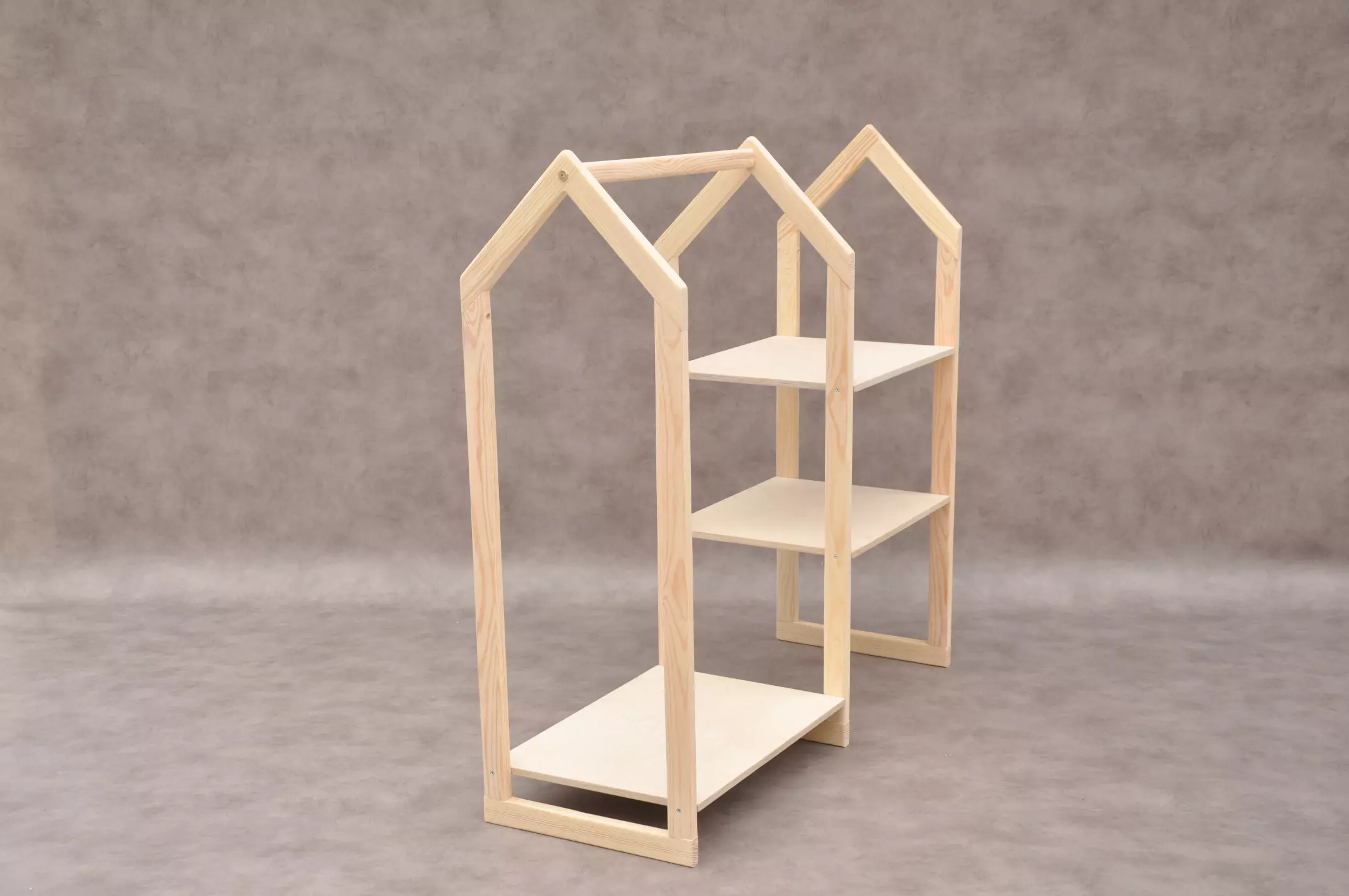 Montessori kinderopvang meubels van Barin Toys speelgoedwinkel - Huisje mini kledingrek en kindergarderobe - duurzam cadeau voor 2 jaar klein kind.