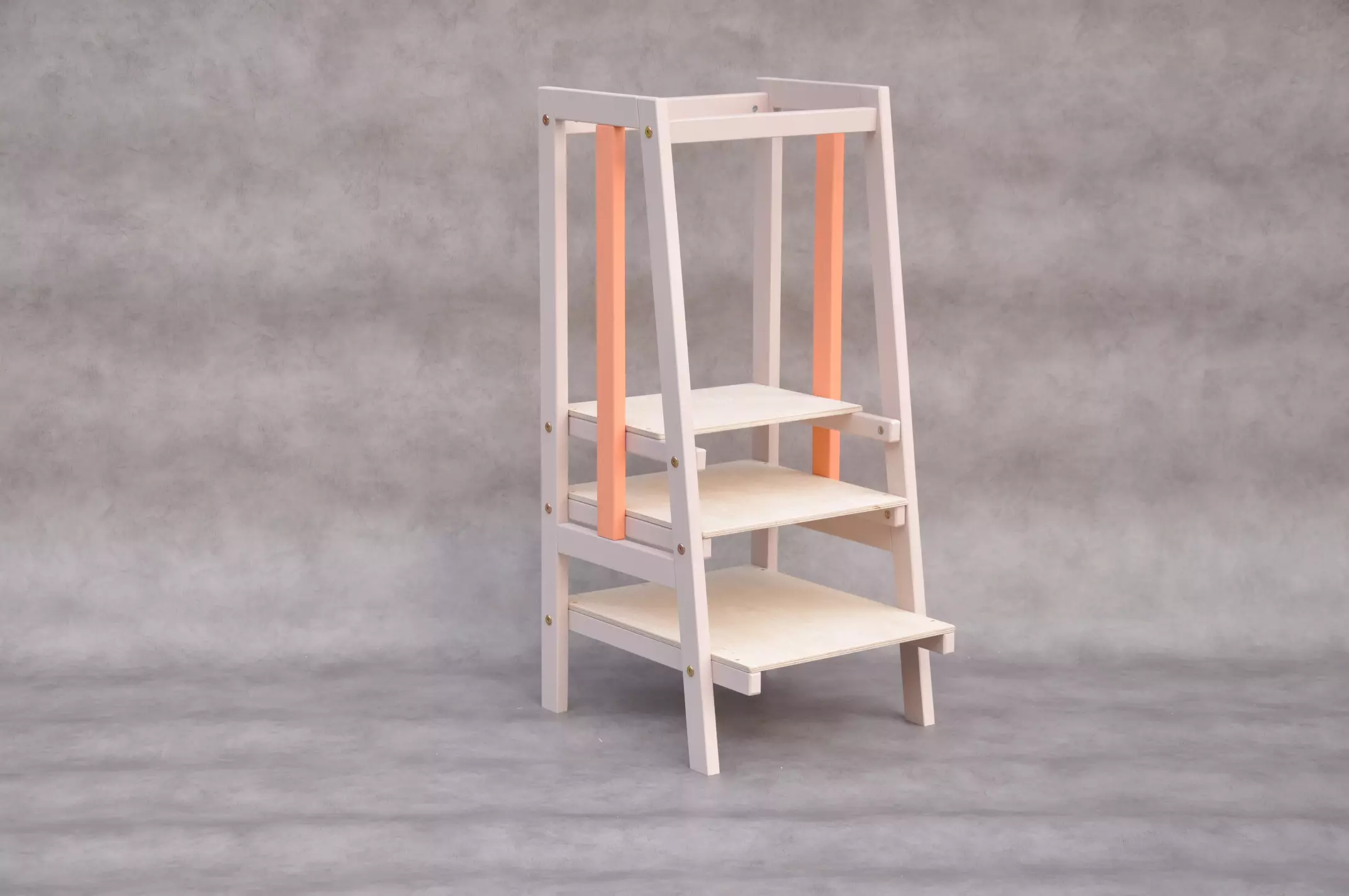 Houten Montessori leertoren Stripe Bisque Mandarijn Barin Toys merk kinderopvang meubels in de keuken.