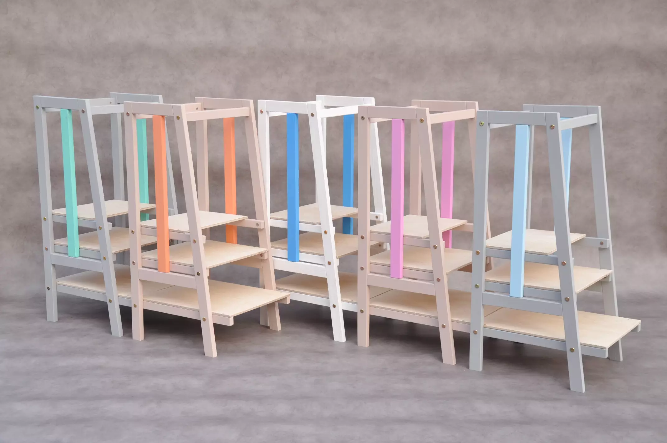 Montessori leertoren Stripe van Barin Toys merk. Duurzame houten kinderopvang meubels in de keuken van BarinToys merkwinkel met gratiz verzending.