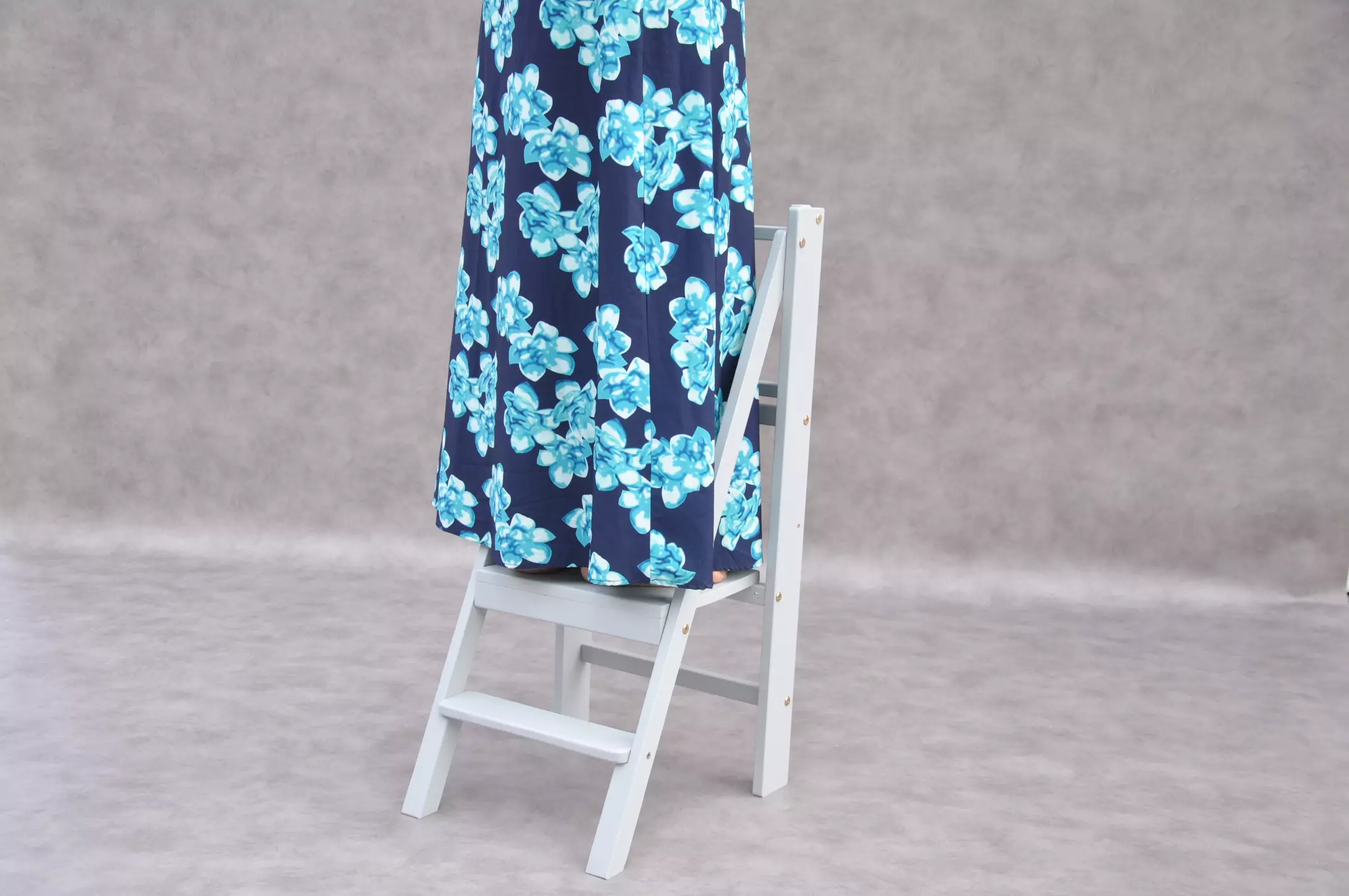 Slim leertoren inklapbaar houten opstapje in de keuken.