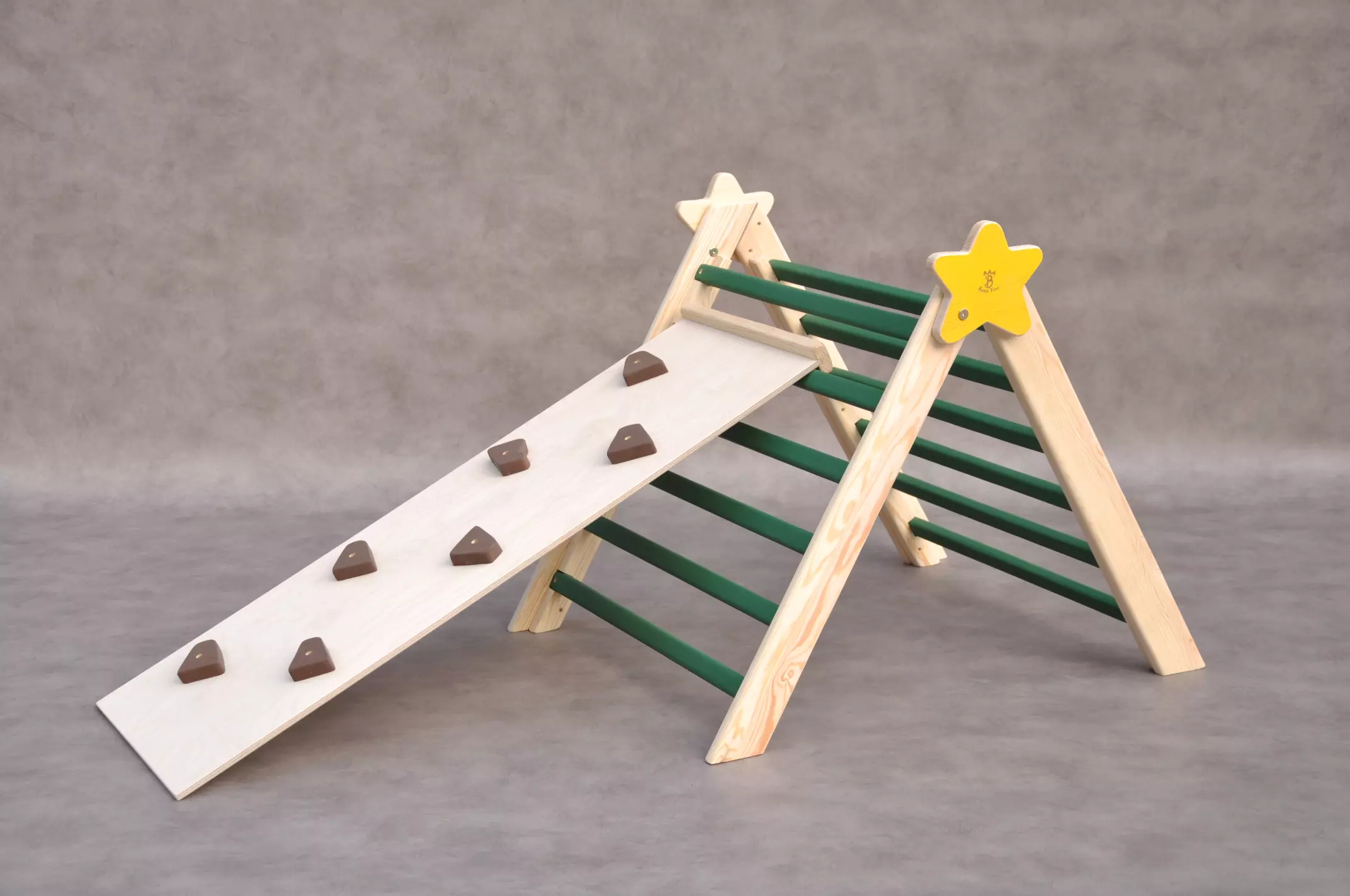 Montessori speelgoed voor 1 jaar dreumes van Barin Toys speelgoedwinkel. Kerstboom met ster houten klimrek 1 jaar speelgoed - leuk kerst en sinterklaas cadeau voor meisje en jongen - gelimiteerde editie voor 2025 jaar festivals van Barin Toys merk.