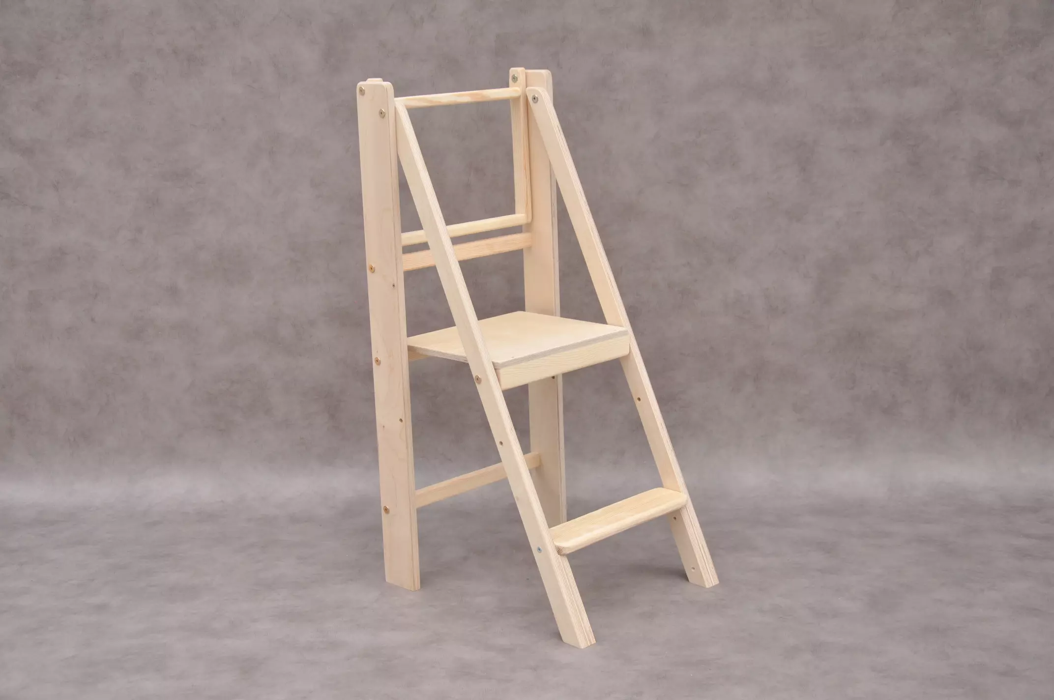 Montessori peuterhulp in de keuken met Barin Toys Authentiek Slim leertoren.