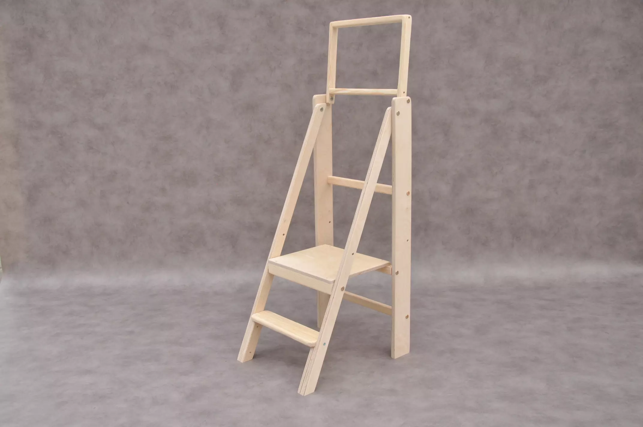 Montessori leertoren voor kinderen en opvouwbare opstapladder voor volwassenen.