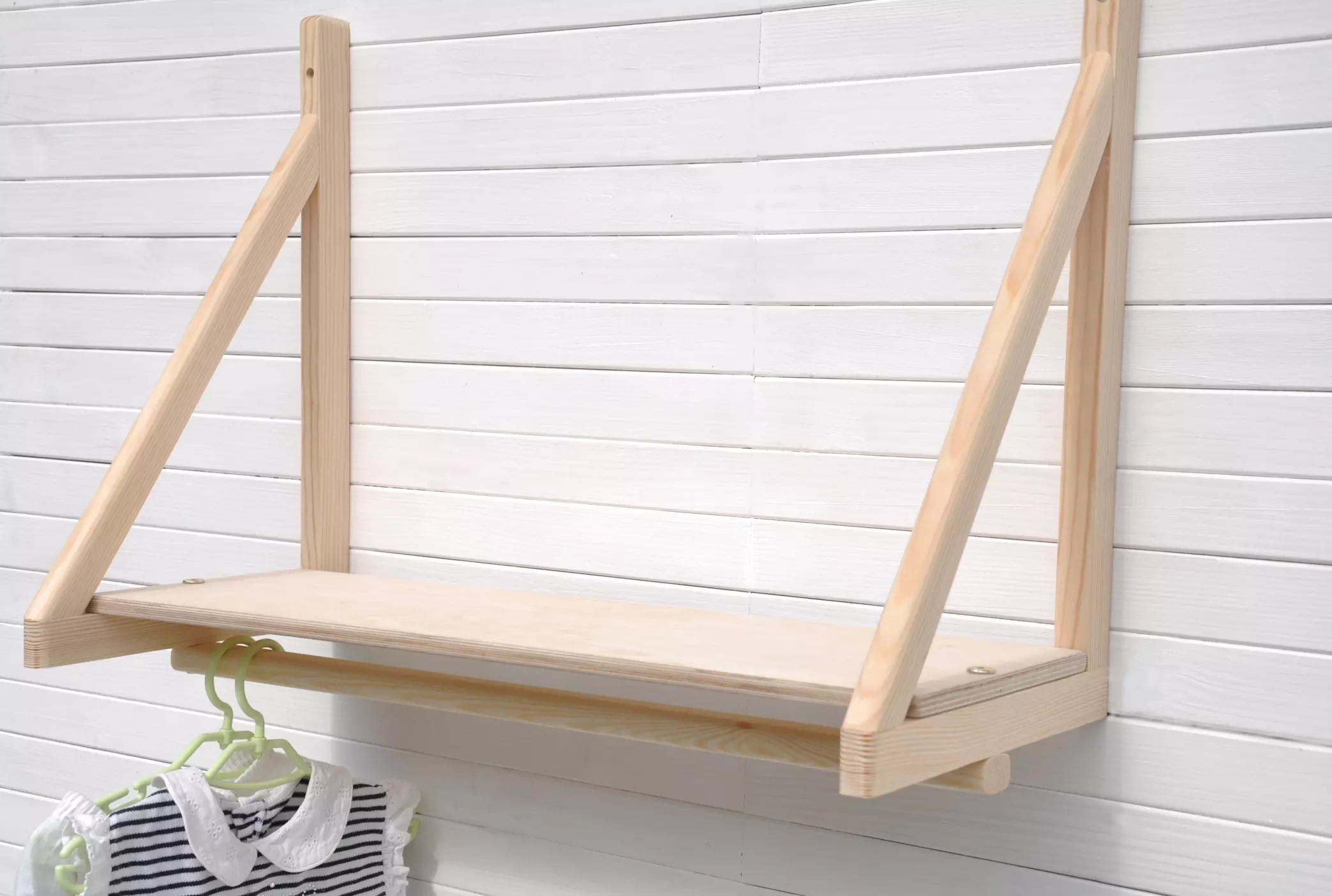 Baby wandrek houten kapstok voor kinderen kleiding opbergen; Zeil plank muur babymeubel van Barin Toys merk.