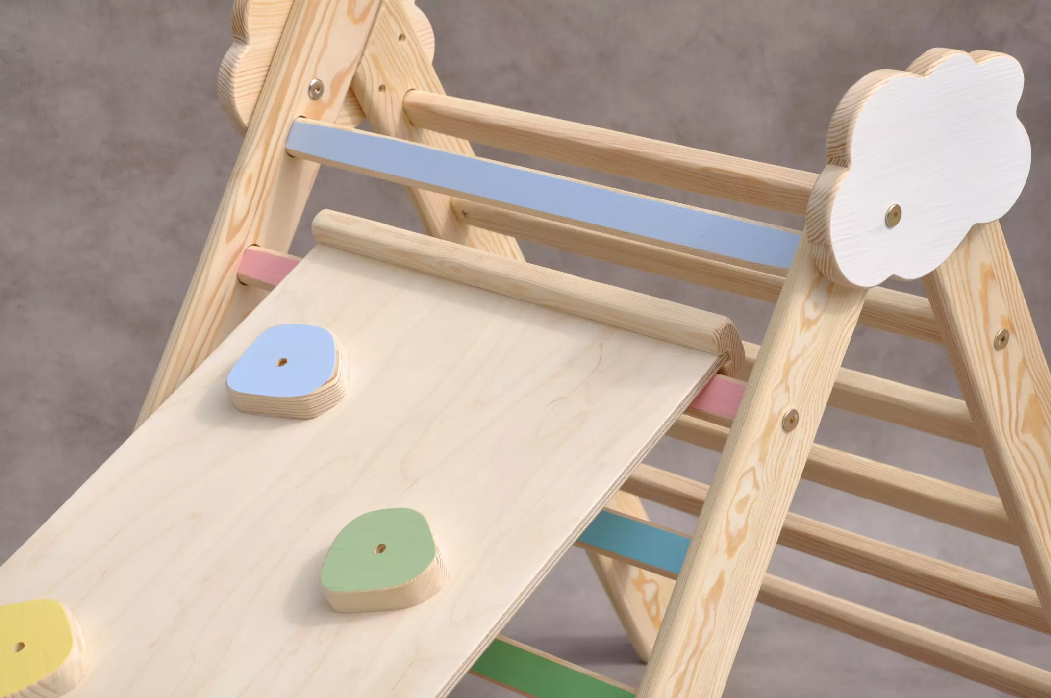 1 jaar speelgoed voor Montessori dreumes, 2 jaar beste leeftijd voor peuters klimrek voor binnen houten pikler Barin Toys online kopen bij BarinToys.nl.