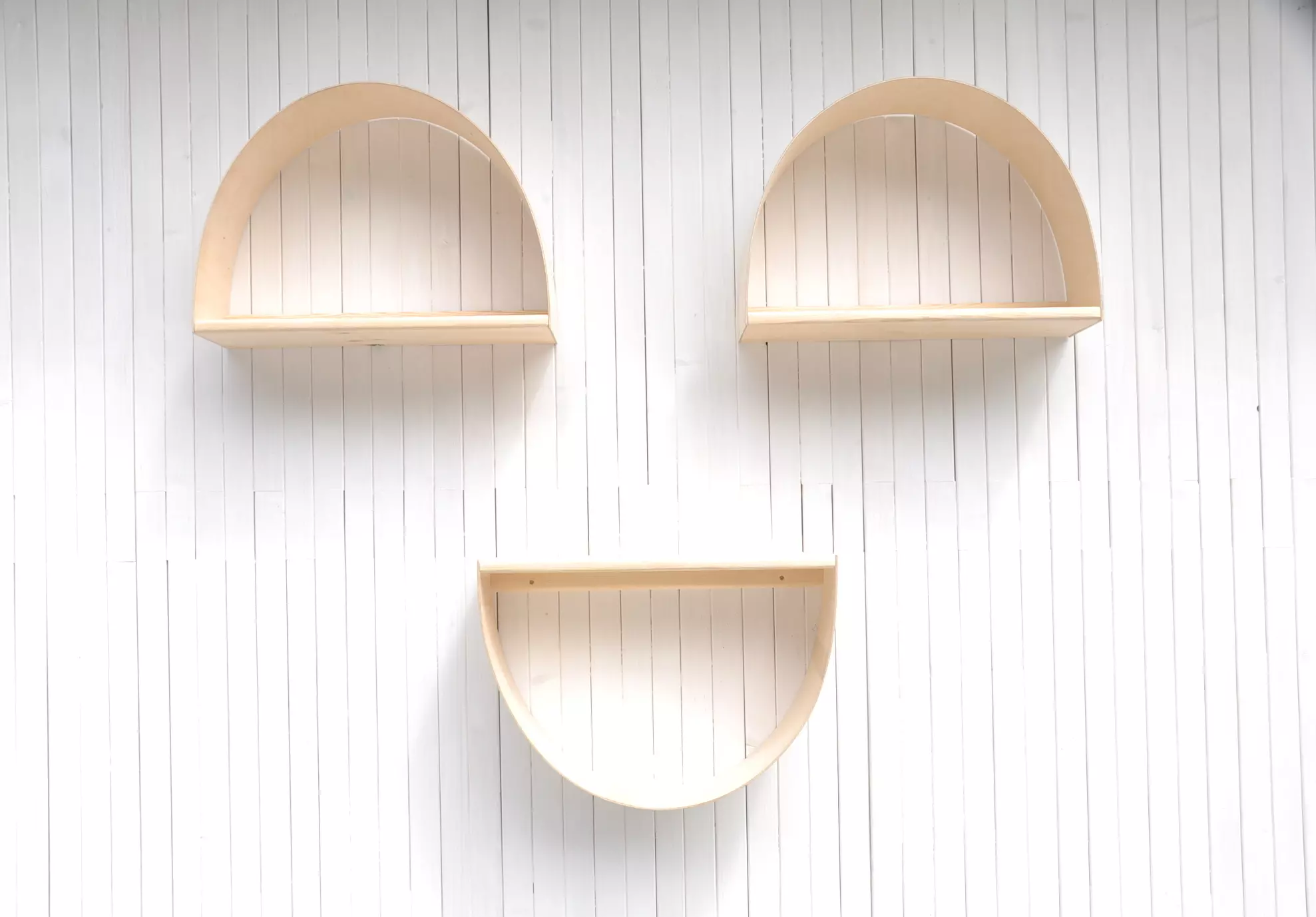 Plankjes voor babykamer van Barin Toys - koop een houten wandplank voor knuffels en leuke muur decoratieve plank Smile in de webwinkel BarinToys.nl met gratis verzending.