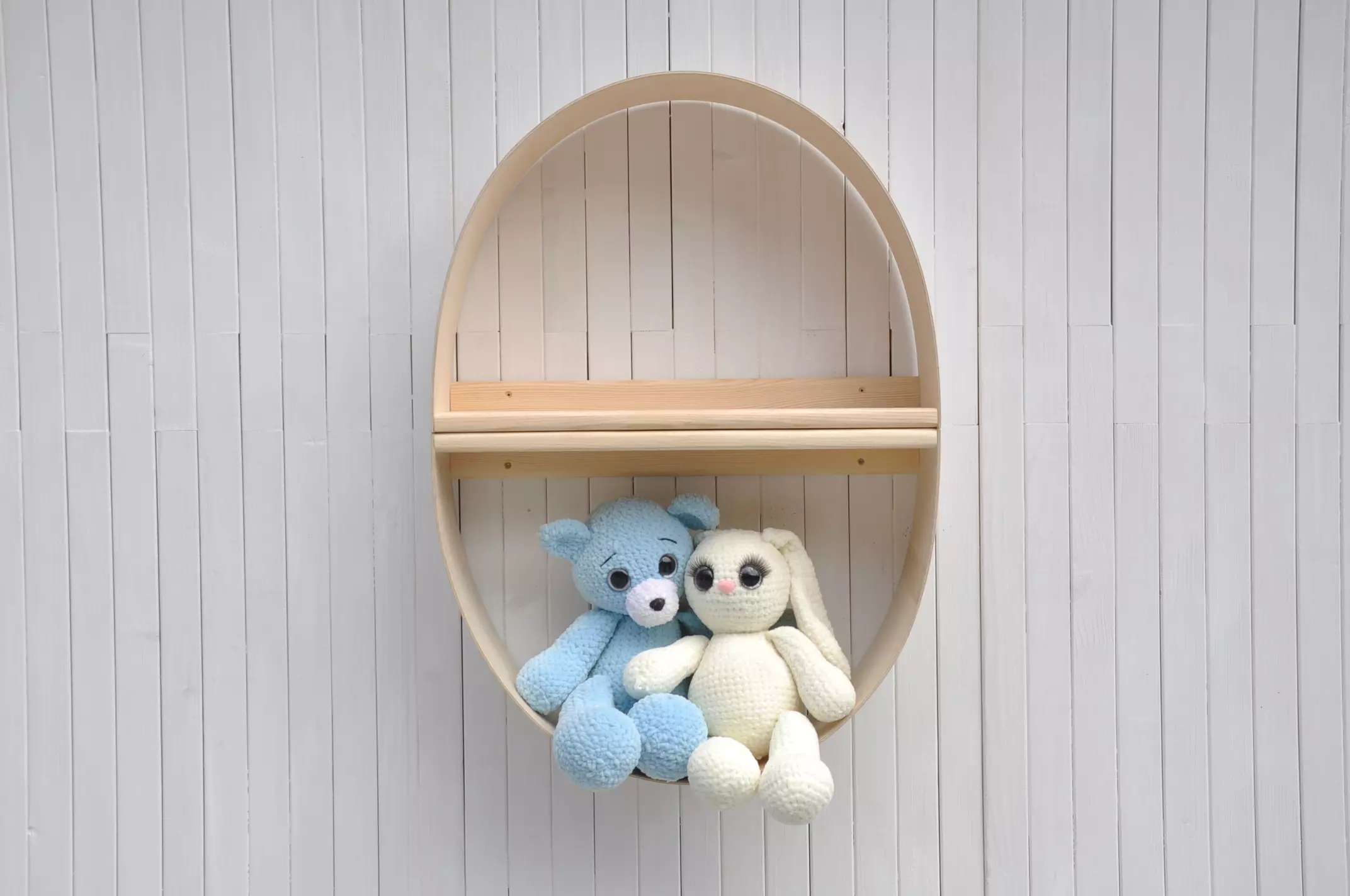 Ronde wandplank voor kinderkamer en woonkamer - Barin Toys merk Ei muur houten plank - leuk cadeau voor zwangere vrouw en origineel kraamcadeau.
