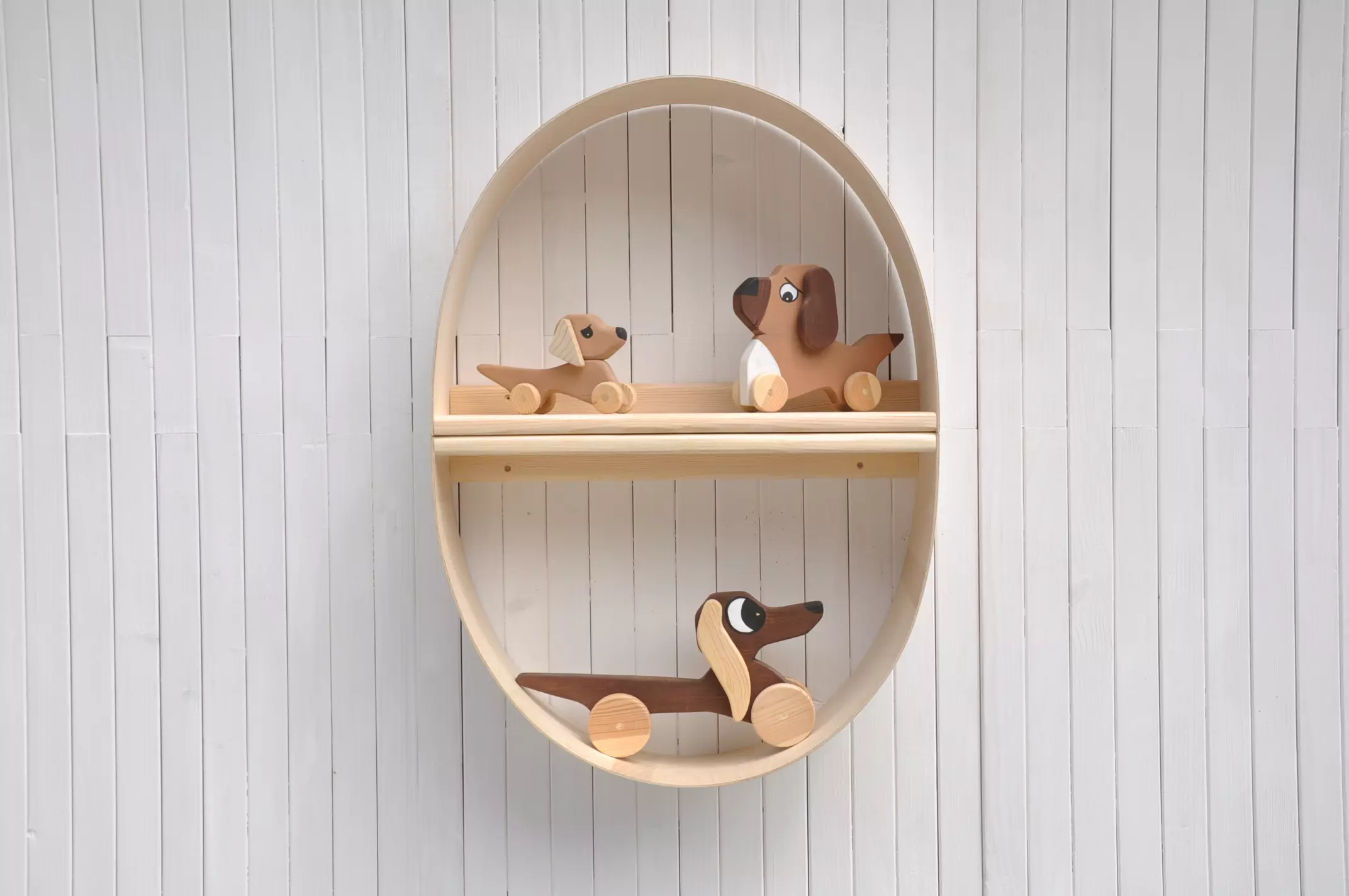 Wandplank voor babykamer - Egg van Barin Toys: ronde wandplank, grote en ruime plank van hout en kinderkamer muur decoratie. Verkrijgbaar bij de online winkel van het merk BarinToys.