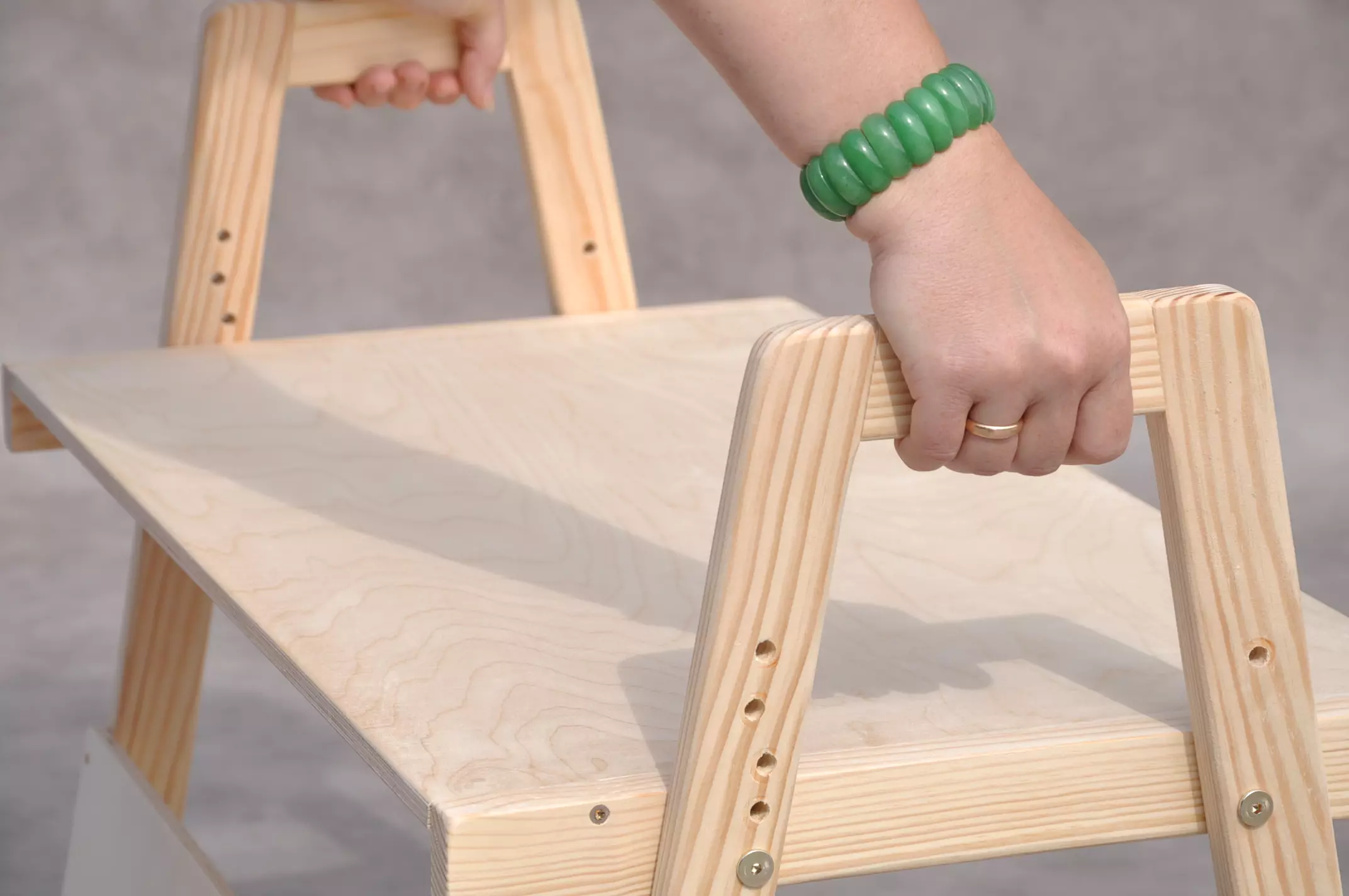 Houten Montessori kinderbureau van Barin Toys met ergonomisch handgrepen.