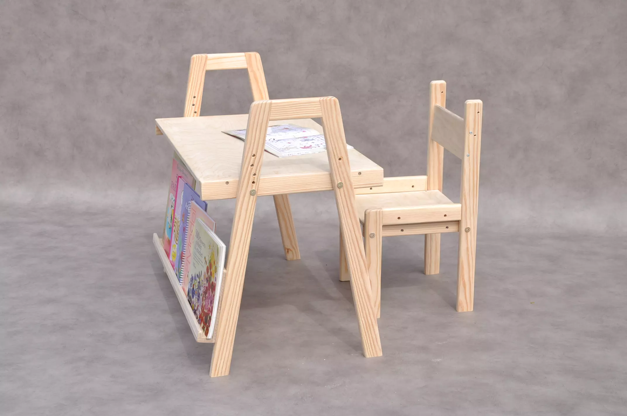 Verstelbaar houten peuter bureau met boekenplank en ergonomische stoel van Barin Toys merk.