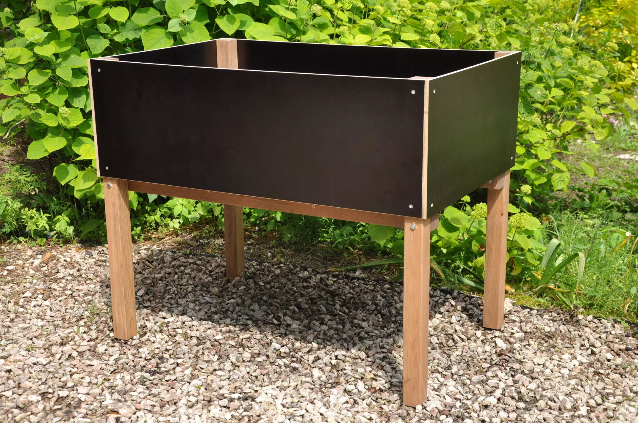 Extra brede zwarte moestuinbak op poten 90x60cm van watervast multiplex in de natuur