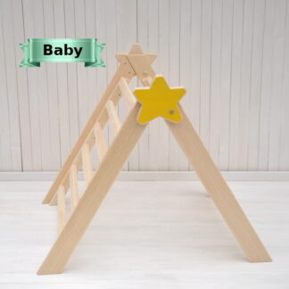 Babygym van Barin Toys voor de natuurlijke ontwikkeling van de capaciteiten van het kind vanaf jonge leeftijd