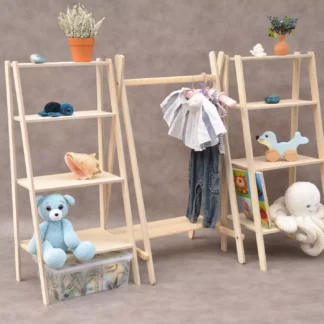 Montessori kledingkast met plankjes en mini kledingrek Tipi van Barin Toys. Barin Toys kinderkamer meubel van hout - koop meer, betaal minder.
