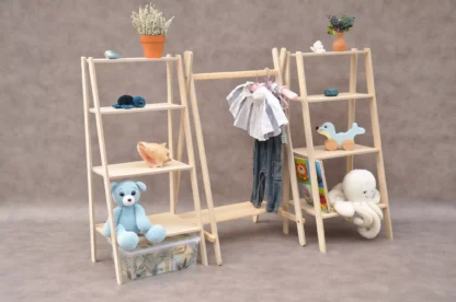 Montessori kledingkast met plankjes en mini kledingrek Tipi van Barin Toys. Barin Toys kinderkamer meubel van hout - koop meer, betaal minder.