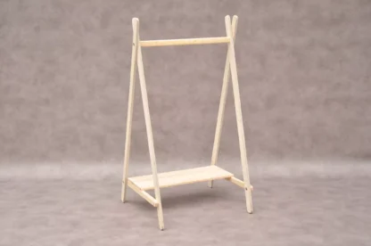 Baby mini kledingrek Tipi van Barin Toys - Montessori kinderopvang houten kledingrek.