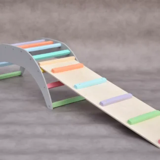 Klimboog peuter houten spellgoed Barin Toys First Baby Steps Montessori klimboog met glijbaan.