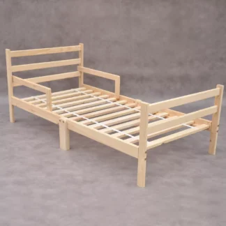 Peuterbed met hekje BarinToys Dennenbos houten bed voor peuter vanaf 1 jaar.
