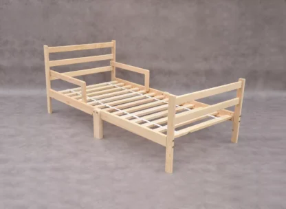 Peuterbed met hekje BarinToys Dennenbos houten bed voor peuter vanaf 1 jaar.
