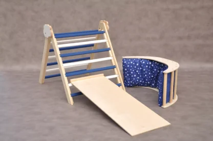 Montessori speelgoed van Barin Toys speelgoedwinkel Wolk Marien houten klimrek voor binnen met glijbaan en klimboog met kussen, leuk kado voor 2 - 3 jaarige jongens.