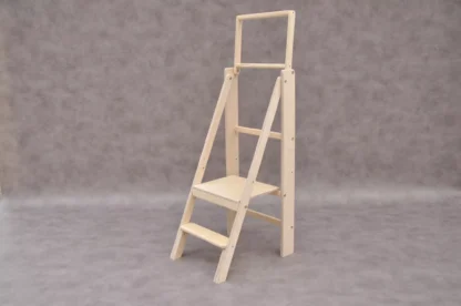 Montessori leertoren voor kinderen en opvouwbare opstapladder voor volwassenen.