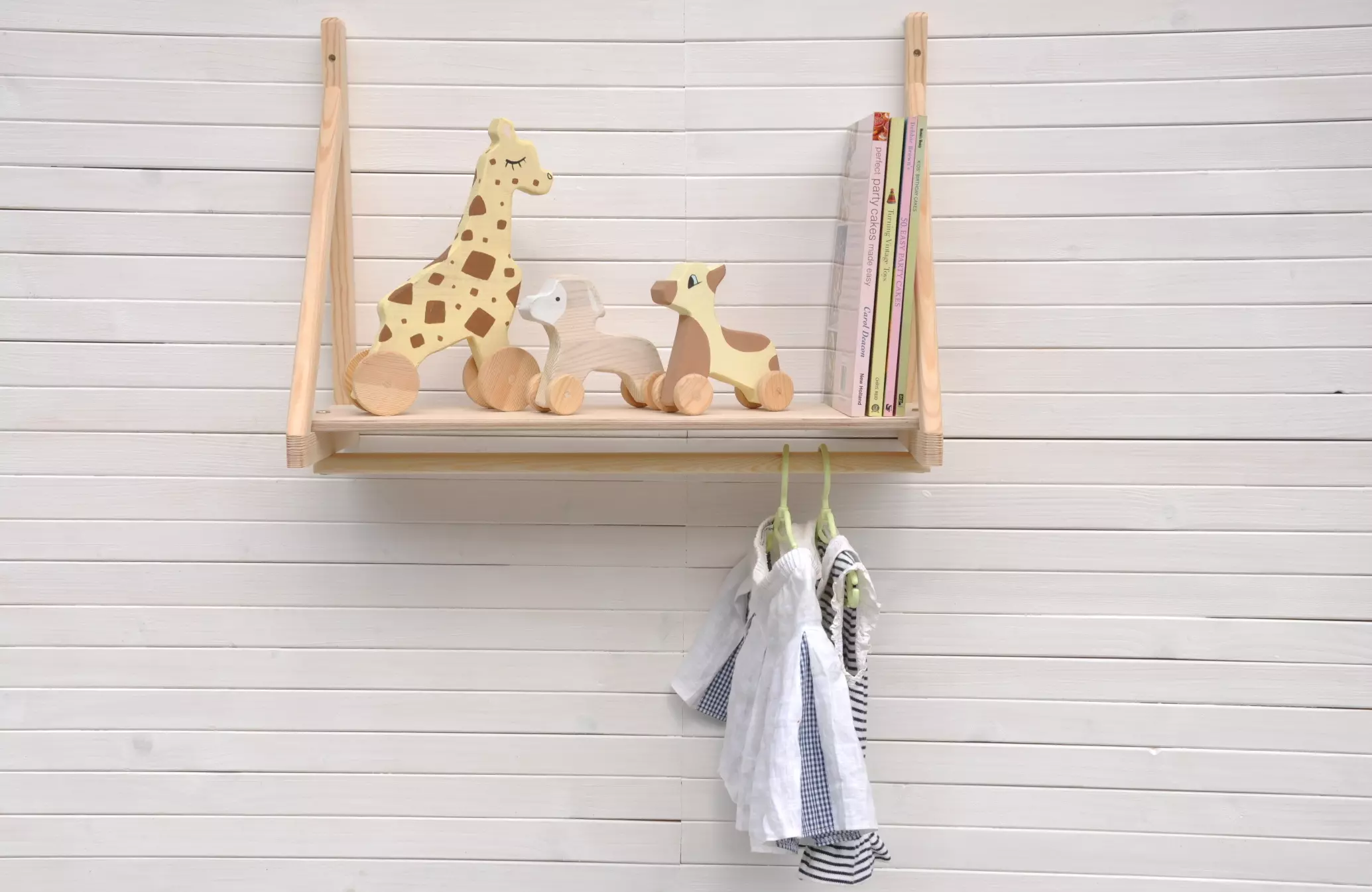 Kapstok babykamer Zeilplank, Barin Toys kinderkapstok en houten wand plankjes voor babykamer direct leverbaar van Barin Toys winkel.