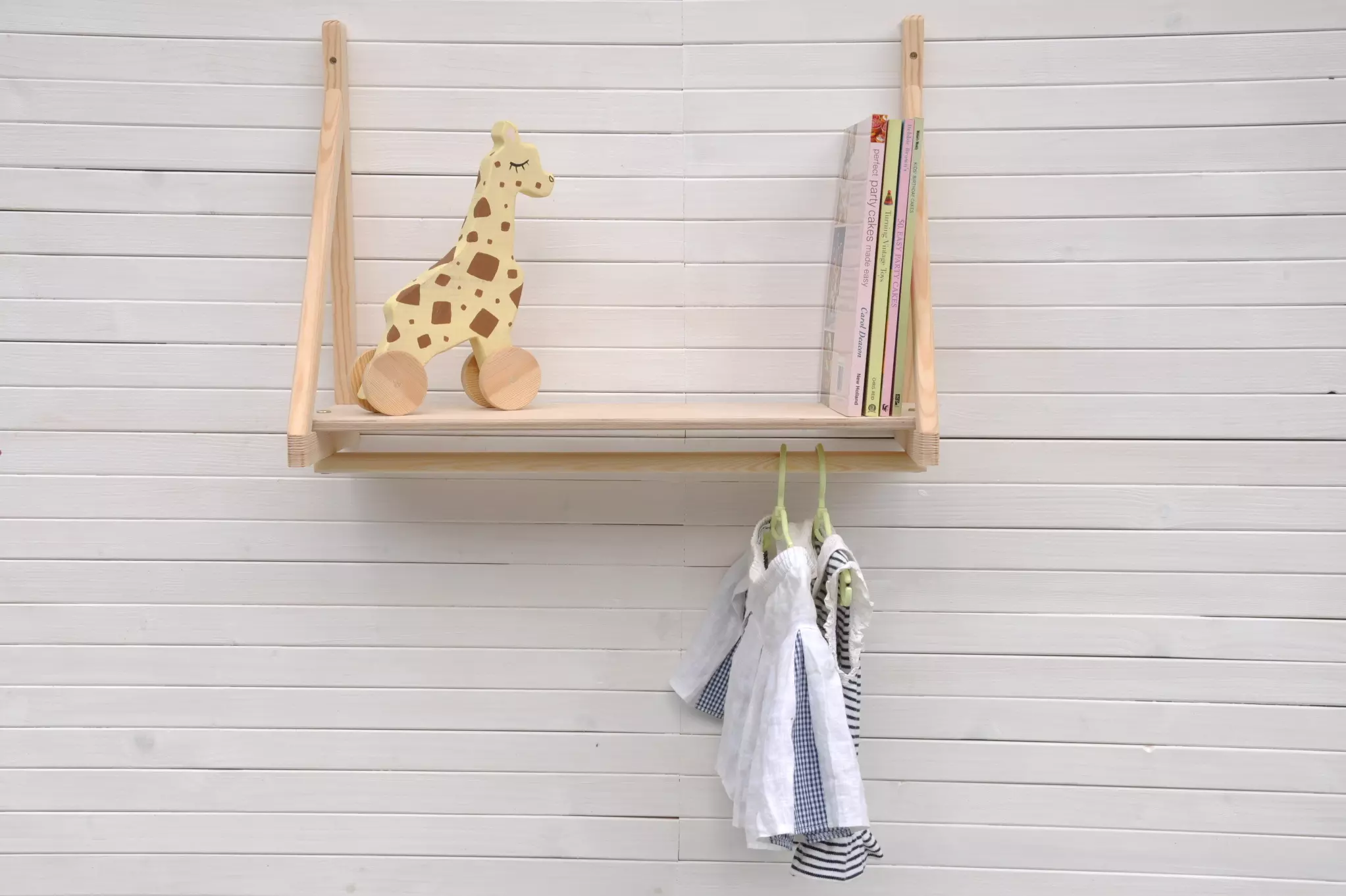 Kapstok met plank voor kinderkamer, de leukste wandplank voor de babykamer dit is Zeilplank houten massief kinderkapstok bestel je online bij Barin Toys winkel.