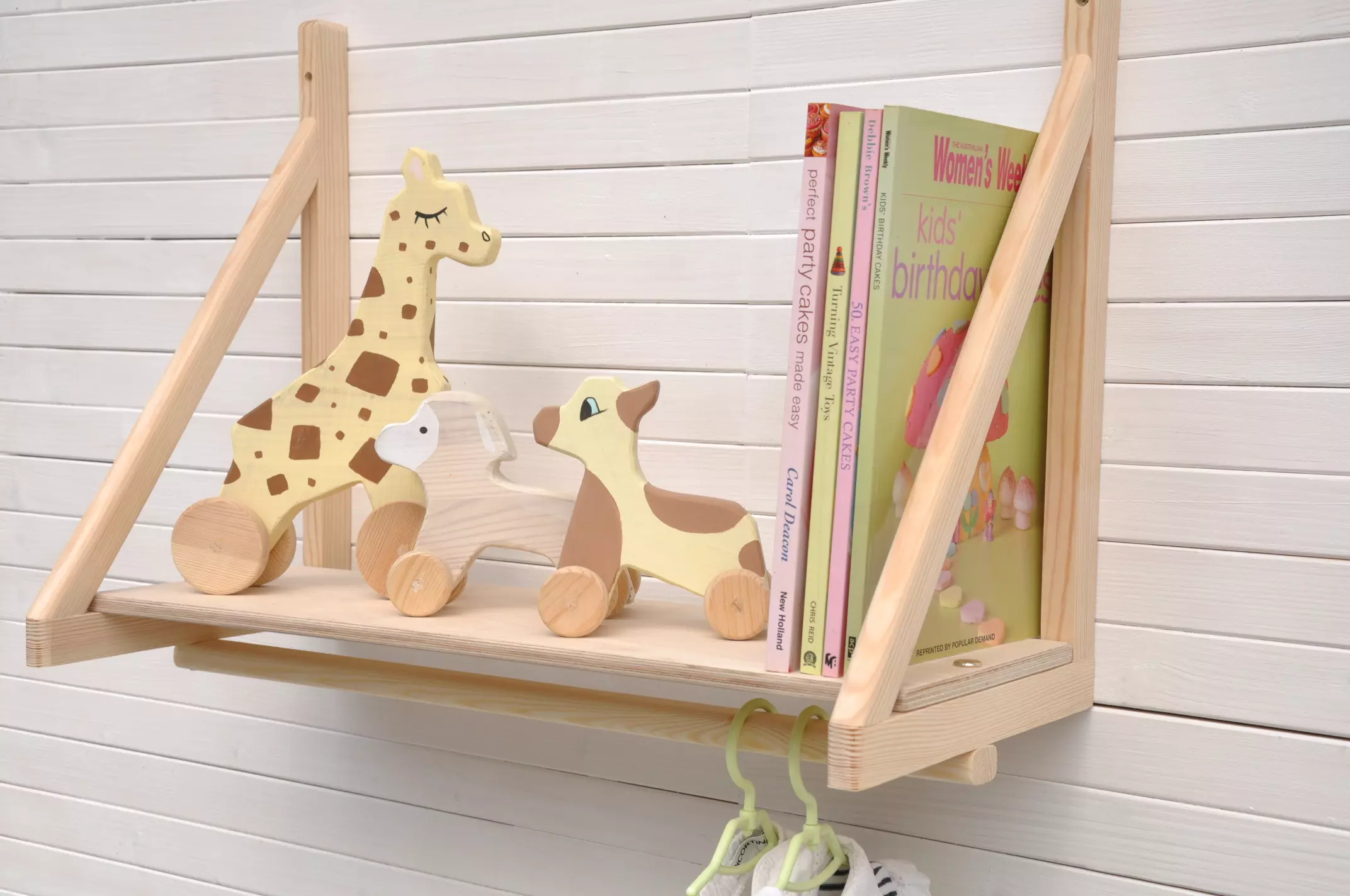 Kinderkapstok met plank van Barin Toys: boekenplanken en kinderkamer wandkapstokken - dit is Zeilplank babykamer plankje.