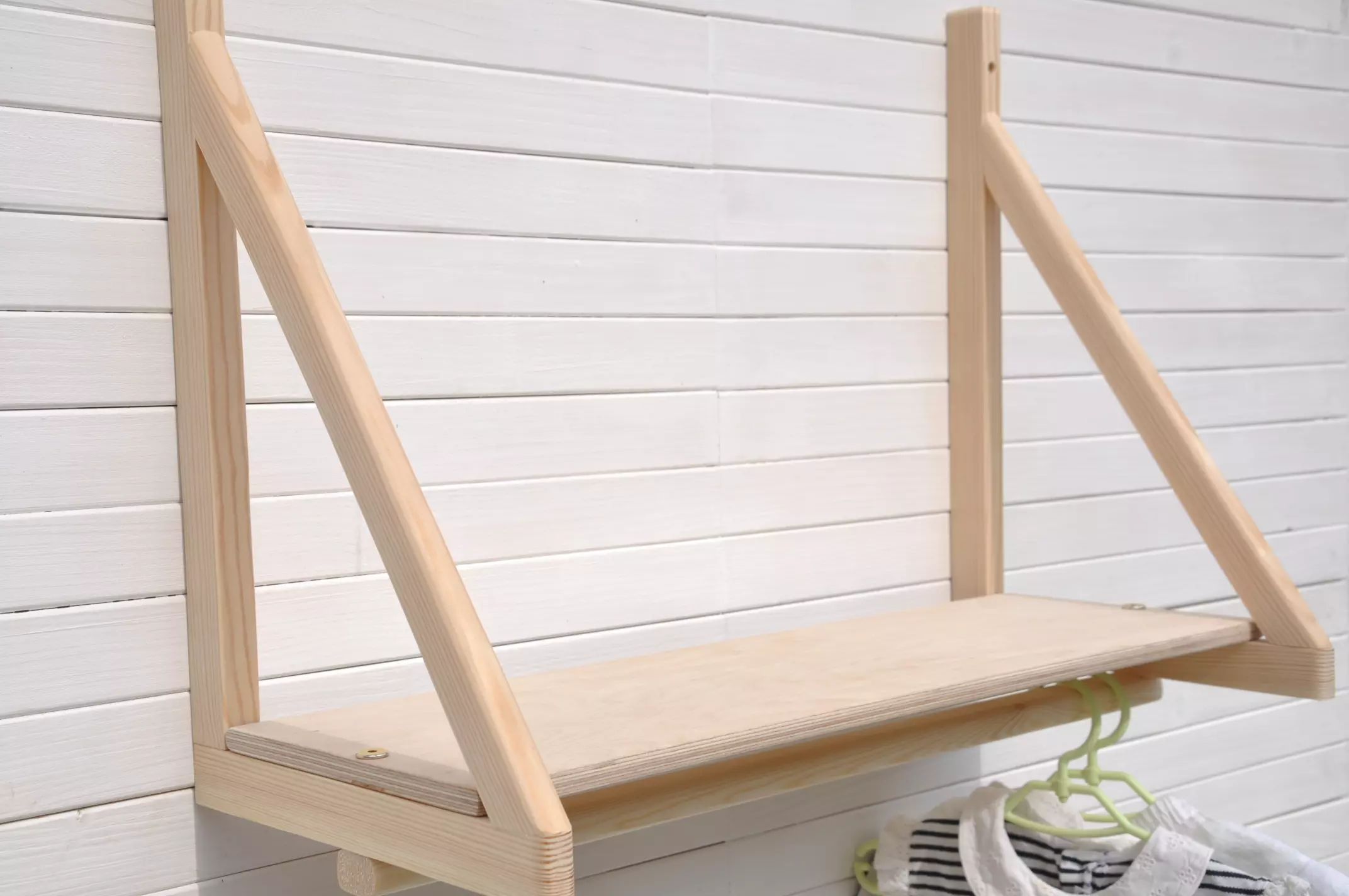 Plankjes voor babykamer en kapstokje voor baby kleding opbergen - Zeil plank wandplank bestel je online bij Barin Toys.