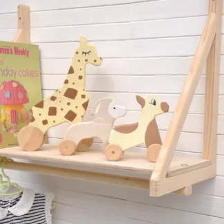 Wandplank kapstok voor babykamer direct leverbaar, Zeilplank houten wandrek bestel je online bij Barin Toys.