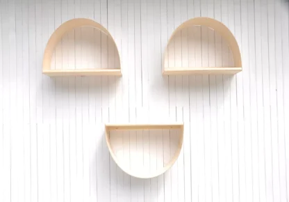 Plankjes voor babykamer van Barin Toys - koop een houten wandplank voor knuffels en leuke muur decoratieve plank Smile in de webwinkel BarinToys.nl met gratis verzending.
