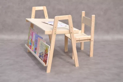 Montessori peuter bureau met boekenplank en houten stoel