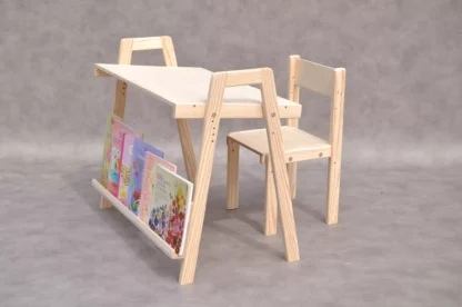 Verstelbaar kinderbureau met boekenplank en ergonomisch peuter- en kleuterstoeltje.