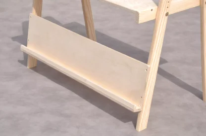 Boekenplank onder verstelbaar peuterbureau van Barin Toys.