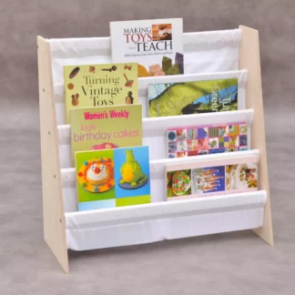 Witte sling kinderboekenplank voor kinderen, 4 lagen stoffen vakken, Montessori front-facing boekenkast voor kinderkamer en speelkamer.