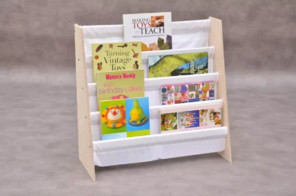 Witte sling kinderboekenplank voor kinderen, 4 lagen stoffen vakken, Montessori front-facing boekenkast voor kinderkamer en speelkamer.